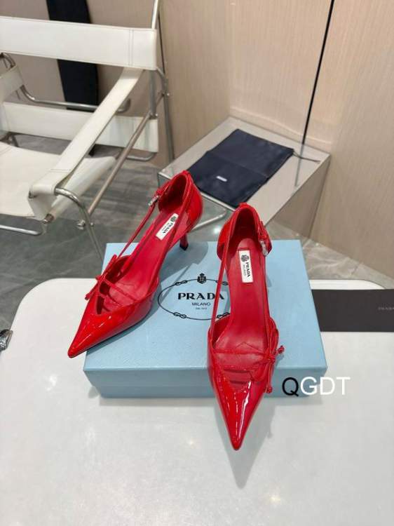 Picture of Prada Shoes _SKUPradasz35-40GDT030319198